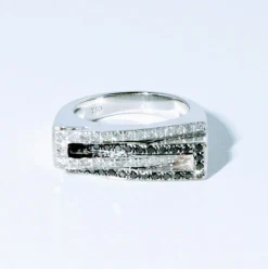 Bague moderniste en or blanc et diamants noirs et blanc