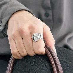 Bague moderniste en or gris et diamants