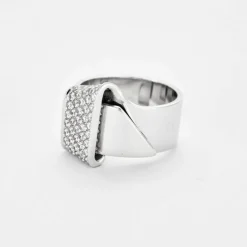 Bague moderniste en or gris et diamants