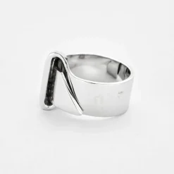 Bague moderniste en or gris et diamants