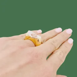 Bague moderniste or, diamant brun.