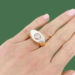 Bague moderniste or, diamant brun.