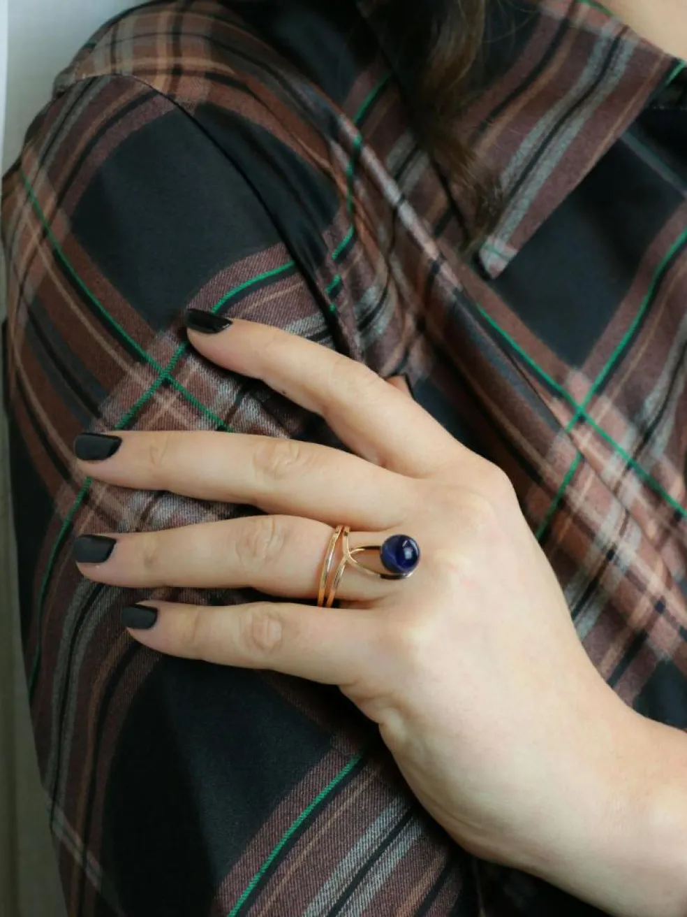 Bague moderniste or jaune sodalite
