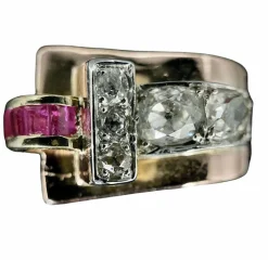 Bague modèle Tank asymétrique d'époque 1930/40 3 ors rubis diamants