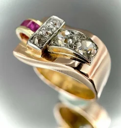 Bague modèle Tank asymétrique d'époque 1930/40 3 ors rubis diamants