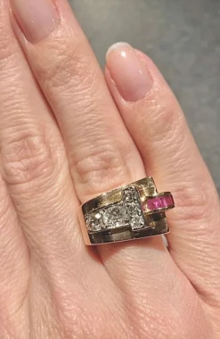 Bague modèle Tank asymétrique d'époque 1930/40 3 ors rubis diamants