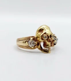 Bague momento mori antique or jaune 14k tête de mort et diamants taille anciennes