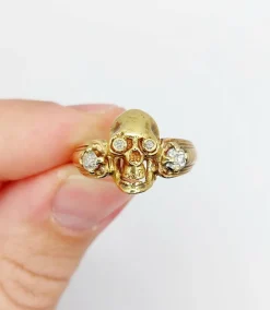 Bague momento mori antique or jaune 14k tête de mort et diamants taille anciennes