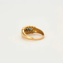 Bague motif tresse en or jaune, saphir et diamants
