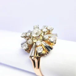 Bague motifs floraux en or rose et diamants