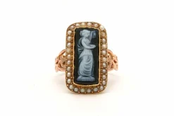 Bague Napoléon III en or jaune, sertie d'un camée et de perles