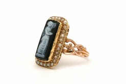 Bague Napoléon III en or jaune, sertie d'un camée et de perles