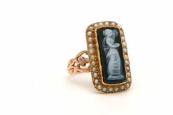 Bague Napoléon III en or jaune, sertie d'un camée et de perles