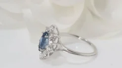 Bague navette en or blanc, saphir et diamants