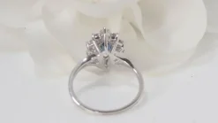 Bague navette en or blanc, saphir et diamants