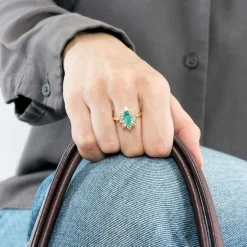 Bague navette, or jaune, diamants et émeraude