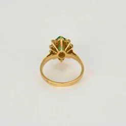 Bague navette, or jaune, diamants et émeraude