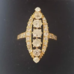 Bague navette or jaune et diamants anciens