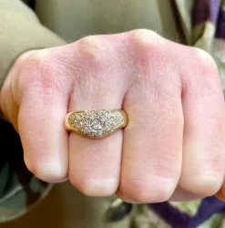 Bague ondulée en or jaune, diamants