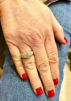 Bague ondulée en or jaune, diamants