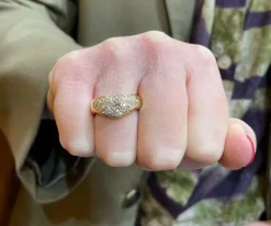 Bague ondulée en or jaune, diamants