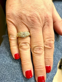 Bague ondulée en or jaune, diamants