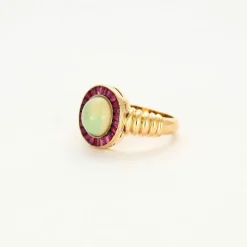 Bague opale or jaune et calibrés rubis