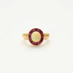 Bague opale or jaune et calibrés rubis