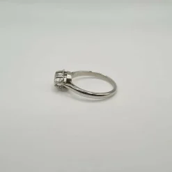 Bague or blanc 18 carats sertie d'un diamant