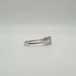 Bague or blanc 18 carats sertie de diamants naturels