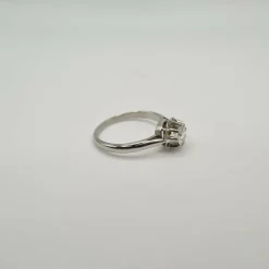 Bague or blanc 18 carats sertie d'un diamant
