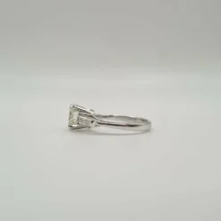 Bague or blanc 18 carats sertie de diamants naturels