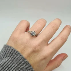 Bague or blanc 18 carats sertie d'un diamant