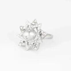 Bague or blanc à motif étoilé et diamants
