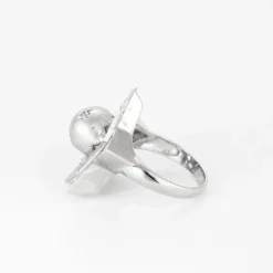 Bague or blanc à motif étoilé et diamants