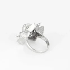 Bague or blanc à motif étoilé et diamants