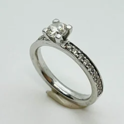 Bague or blanc avec diamant solitaire 0,50ct