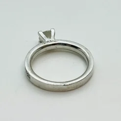 Bague or blanc avec diamant solitaire 0,50ct