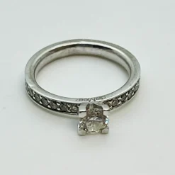 Bague or blanc avec diamant solitaire 0,50ct