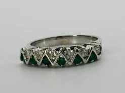 Bague or blanc avec émeraudes et diamants.