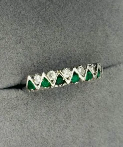 Bague or blanc avec émeraudes et diamants.