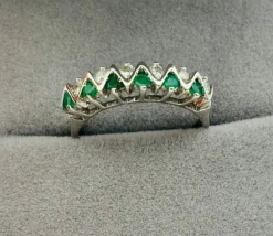 Bague or blanc avec émeraudes et diamants.