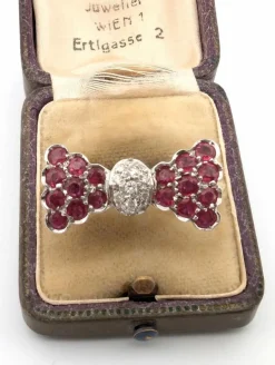 Bague or blanc avec rubis et diamants
