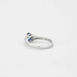 Bague or blanc avec saphir bleu et diamants