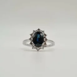 Bague or blanc carats sertie d'un saphir et de diamants naturels