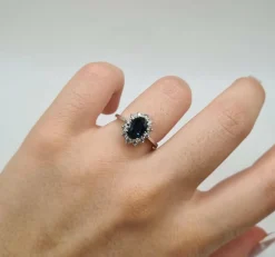 Bague or blanc carats sertie d'un saphir et de diamants naturels