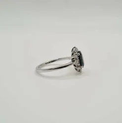 Bague or blanc carats sertie d'un saphir et de diamants naturels