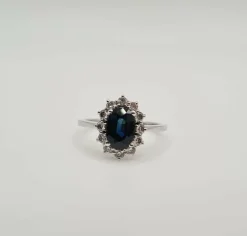 Bague or blanc carats sertie d'un saphir et de diamants naturels
