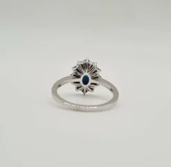 Bague or blanc carats sertie d'un saphir et de diamants naturels