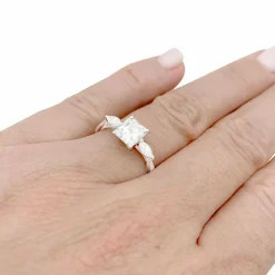 Bague or blanc, diamant 1,08 carat.